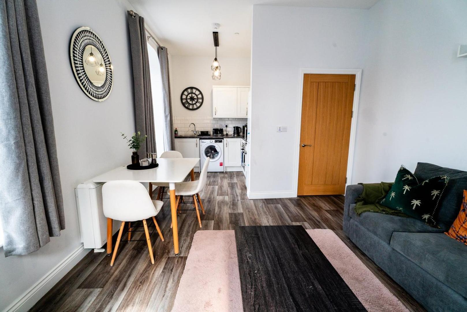 Free Parking | Smart Tv | 4 Guests Apartment Swansea Room photo